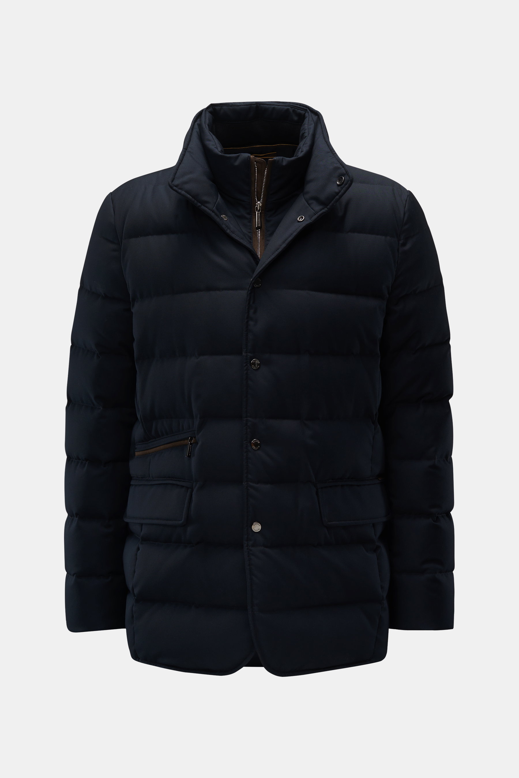 Moorer Daunenjacke 'Ilvo' dark navy, frontal fotografiert, wasserabweisend, Slim Fit, mit Stehkragen, versteckter Kapuze, Gänsedaunenfüllung, Reißverschluss und Druckknopfleiste.