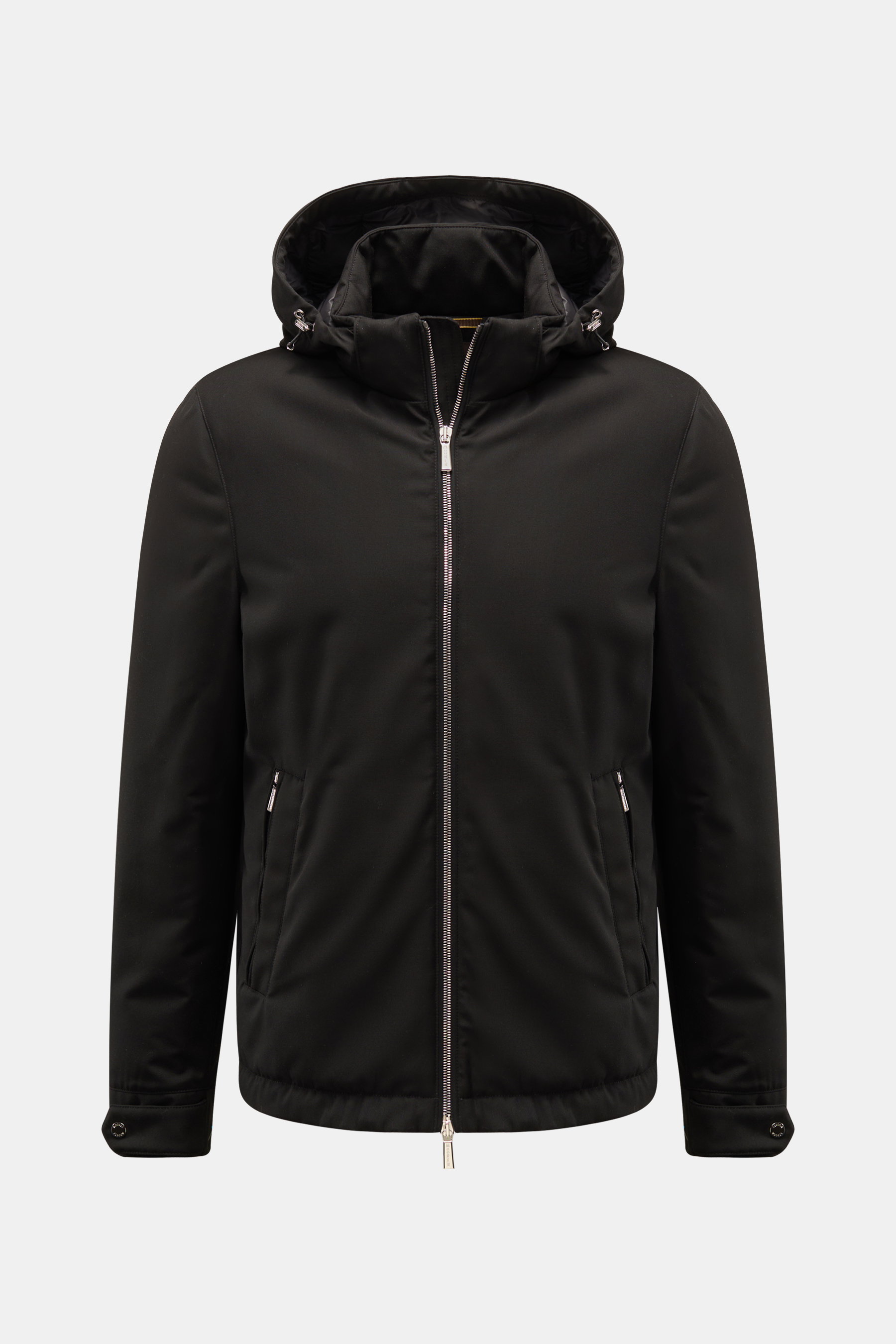 Frontal fotografierte Moorer Daunenjacke 'Albini' schwarz mit kurzem Schnitt, abnehmbarer Kapuze, wasserabweisend, Slim Fit, Daunenfüllung.