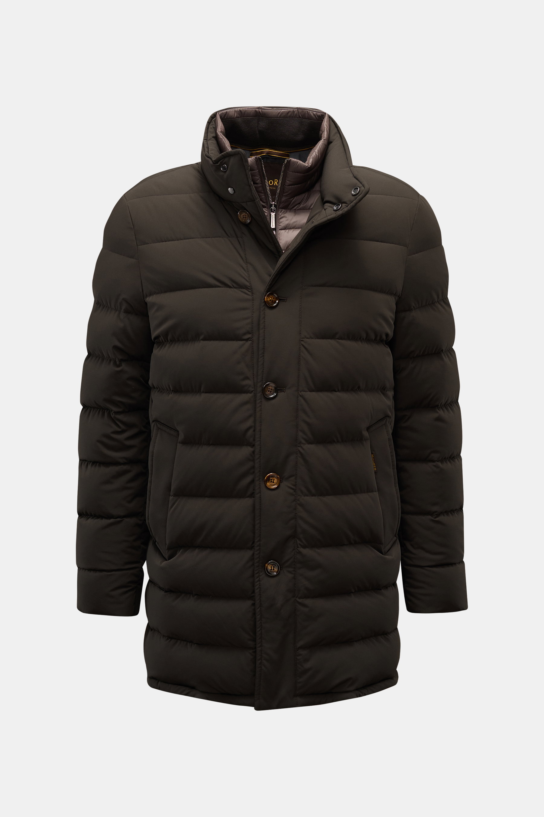 Moorer Daunenjacke 'Calegari' graubraun in Slim Fit, wasserabweisend, mit Stehkragen, fünf Knöpfen und Schräge Taschen, frontal fotografiert.