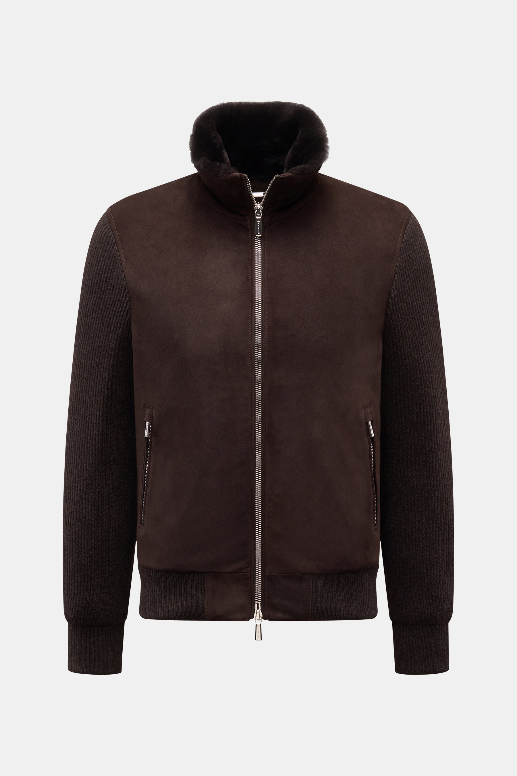 Moorer Daunen-Strickblouson 'Campiglio' dunkelbraun, frontal fotografiert, mit Veloursleder, Lammfellkragen, Strickärmeln und Daunenfüllung.