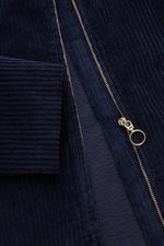 Nahaufnahme der 04651/ A trip in a bag Cordjacke navy aus elastischer Baumwolle mit Metall-Reißverschluss, Umlegekragen, paspelierten Taschen und weichem Griff.