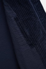 Nahaufnahme der innen liegenden Innentasche und des tonalen Futterstoffs der navy 04651/ A trip in a bag Cordjacke aus elastischer Baumwolle mit weichem Griff.