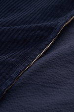 Nahaufnahme der offenen 04651/ A trip in a bag Cordjacke navy mit sichtbarem Metall-Reißverschluss, Cordstruktur außen und tonalem Futter innen.