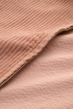 Nahaufnahme der altrosa 04651/ A trip in a bag Cordjacke mit Metall-Reißverschluss, elastischer Baumwolle und weichem Griff, Detail von Umlegekragen und paspelierten Taschen.