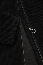Schwarze 04651/ A trip in a bag Cordjacke aus elastischer Baumwolle mit Metall-Reißverschluss, Umlegekragen, paspelierten Taschen, weichem Griff, Regular Fit, Innentasche, von nah und schräg oben fotografiert.