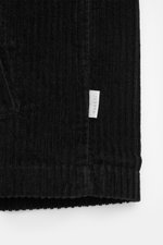 Schwarze 04651/ A trip in a bag Cordjacke aus elastischer Baumwolle in Regular Fit, Detailaufnahme vom unteren Saum mit Label.