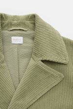 04651/ A trip in a bag Cord-Cabanjacke salbei aus voluminösem Breitcord, Slim Fit, breiter Reverskragen, Innenfutter aus Seersucker, Detailaufnahme von oben.