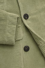 Salbeigrüne 04651/ A trip in a bag Cord-Cabanjacke im Slim Fit mit voluminösem Breitcord, breitem Revers, Handwärmetaschen, Knöpfen, Detailansicht frontal.