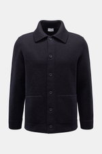 Frontale Nahaufnahme des 04651/ A trip in a bag Woll-Overshirt 'Boiled Blouson' navy aus gekochter Wolle mit Umlegekragen, Slim Fit, sechs Knöpfen, paspelierten Fronttaschen und Rippbündchen.
