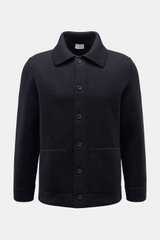 Frontale Nahaufnahme des 04651/ A trip in a bag Woll-Overshirt 'Boiled Blouson' navy aus gekochter Wolle mit Umlegekragen, Slim Fit, sechs Knöpfen, paspelierten Fronttaschen und Rippbündchen.