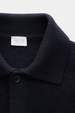 04651/ A trip in a bag Woll-Overshirt 'Boiled Blouson' navy, Nahaufnahme von Umlegekragen und Knopfleiste aus gekochter Wolle, Slim Fit, paspelierte Taschen, Rippbündchen.