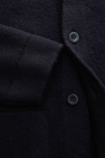 04651/ A trip in a bag Woll-Overshirt 'Boiled Blouson' navy aus gekochter Wolle, Slim Fit, mit Umlegekragen, Rippbündchen, Knopfleiste und paspelierten Taschen, Nahaufnahme von vorne.