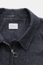 04651/ A trip in a bag Blouson navy meliert im Denim-Look, nah von oben mit Umlegekragen und Zwei-Wege-Reißverschluss.