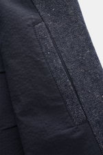 04651/ A trip in a bag Blouson navy meliert in Slim Fit, Detailaufnahme schräge Leistentasche und Materialmix aus Wolle, Baumwolle, Microfaser.