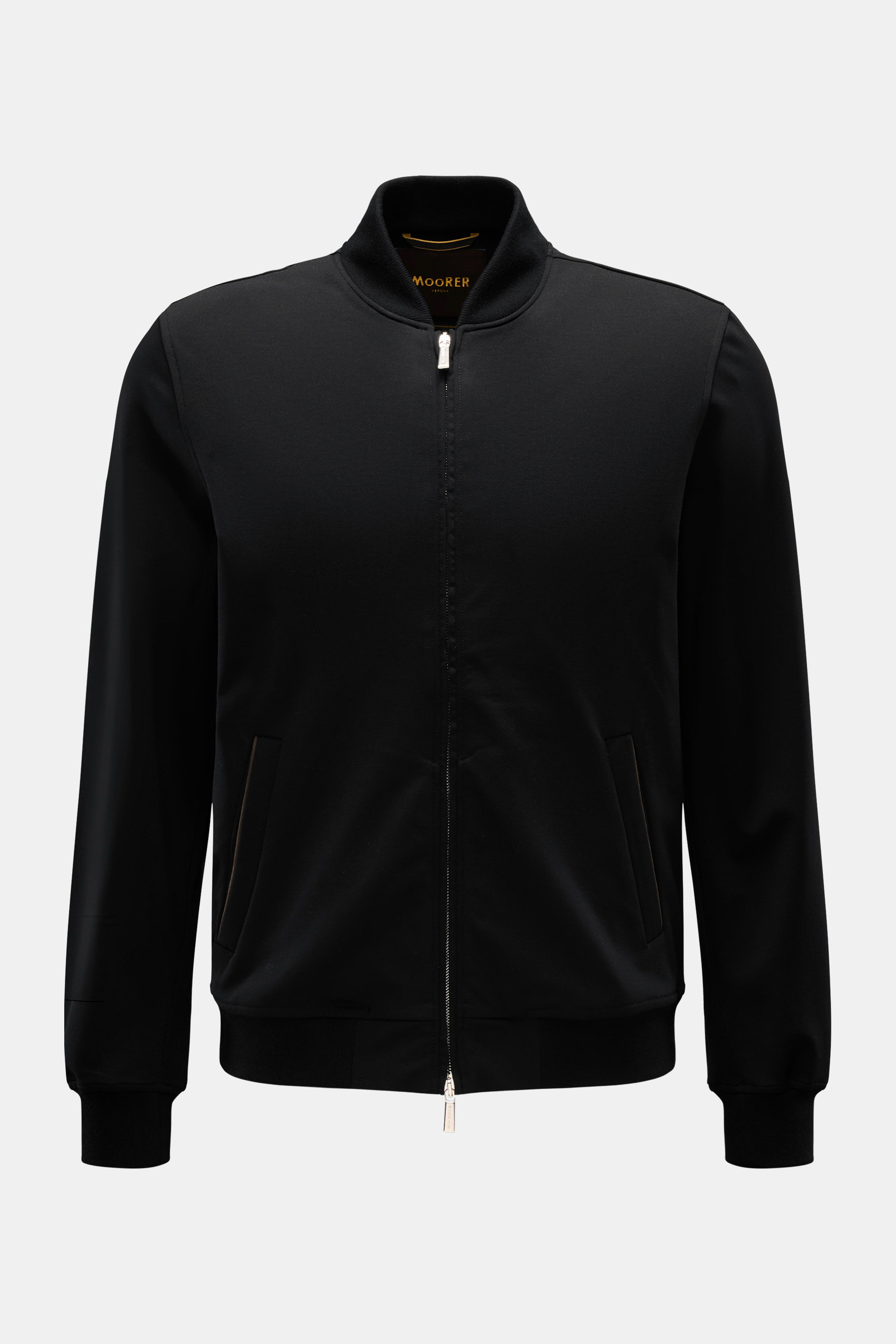 Moorer Blouson 'Astaire' schwarz, frontal fotografiert, Jersey-Blouson mit Slim Fit, Rippkragen, Zwei-Wege-Reißverschluss, paspelierte Taschen, Lederpatch im Nacken, weicher Griff aus Viskose-Microfaser.