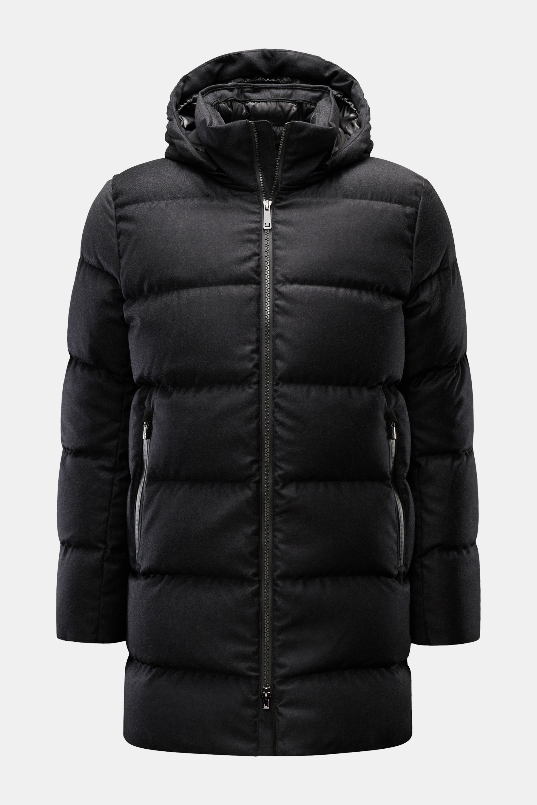 UBR Daunenjacke 'Concord' schwarz, frontale Ansicht, Slim Fit, wattierte Kapuze, zwei-Wege-Reißverschluss, Zipper-Taschen, reine Wolle, Daunenfüllung.
