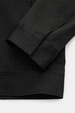 Nahaufnahme der Ärmelabschlüsse der Golden Goose Jacke 'Coach Jacket Luther' schwarz aus feinem Schurwoll-Twill mit Manschetten.