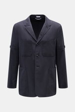 Frontale Aufnahme der Thom Browne Jacke navy aus reiner Baumwolle, Slim Fit mit vier Knöpfen, variabler Kragen, vier Fronttaschen, Kissing Buttons an den Ärmelabschlüssen und rückwärtigem Taillenriegel.