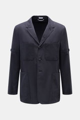 Frontale Aufnahme der Thom Browne Jacke navy aus reiner Baumwolle, Slim Fit mit vier Knöpfen, variabler Kragen, vier Fronttaschen, Kissing Buttons an den Ärmelabschlüssen und rückwärtigem Taillenriegel.