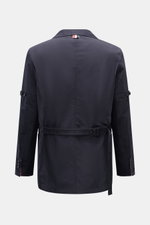 Rückansicht der Thom Browne Jacke navy aus reiner Baumwolle, Slim Fit, variabler Kragen, vier Fronttaschen, Taillenriegel.