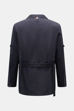 Rückansicht der Thom Browne Jacke navy aus reiner Baumwolle, Slim Fit, variabler Kragen, vier Fronttaschen, Taillenriegel.