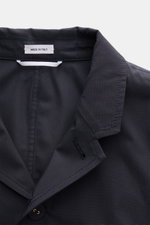 Nahaufnahme der Thom Browne Jacke navy im Sakko-Look, Slim Fit, reine Baumwolle, weicher Griff, variabler Kragen, Vier-Knopf-Leiste.