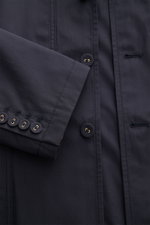 Nahaufnahme der Thom Browne Jacke navy mit vier-Knopf-Leiste, Ärmelabschlüssen mit Kissing Buttons und feiner Baumwolle.