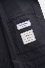Nahaufnahme der Innentasche der Thom Browne Jacke navy aus reiner Baumwolle mit zwei weißen Markenlabels, navyfarben.