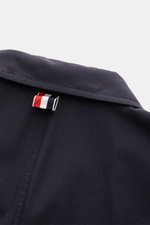 Nahaufnahme der Rückseite des Kragens der Thom Browne Jacke navy mit variablen Kragen, aus reiner Baumwolle und weichem Griff.