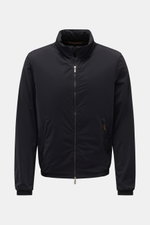 Moorer Blouson 'Giove' dark navy, frontal fotografiert, ultraleichter, funktionaler Slim Fit Blouson aus hochwertiger Microfaser mit Kapuze im Kragen, Zwei-Wege-Reißverschluss, elastischen Abschlüssen und zwei Innentaschen.