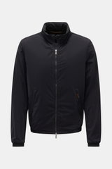 Moorer Blouson 'Giove' dark navy, frontal fotografiert, ultraleichter, funktionaler Slim Fit Blouson aus hochwertiger Microfaser mit Kapuze im Kragen, Zwei-Wege-Reißverschluss, elastischen Abschlüssen und zwei Innentaschen.