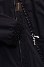 Moorer Blouson 'Giove' dark navy in Nahaufnahme von vorne, ultraleichter Blouson aus Microfaser mit Elastikärmeln, Zwei-Wege-Reißverschluss, Kapuze im Kragen.