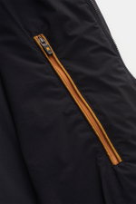 Nahaufnahme des Reißverschlusses am Moorer Blouson 'Giove' dark navy, funktionale Outerwear aus hochwertiger, leichter Microfaser mit Kapuze im Kragen.
