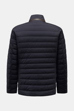 Rückansicht der Moorer Daunenjacke 'Zavyer' navy, Slim Fit Steppjacke mit leichter Daunenfüllung, Leder-Detail am Kragen und glattem Mikrofasermaterial.