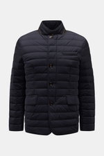 Moorer Daunenjacke 'Zavyer' navy, frontal fotografiert, Slim Fit Steppjacke mit leichter Daunenfüllung, Leder-Detail am Kragen, Brust- und Hüfttaschen.