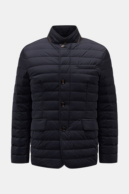 Moorer Daunenjacke 'Zavyer' navy, frontal fotografiert, Slim Fit Steppjacke mit leichter Daunenfüllung, Leder-Detail am Kragen, Brust- und Hüfttaschen.