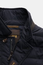 Nahaufnahme der Moorer Daunenjacke 'Zavyer' navy, steppjacke aus hochwertiger Microfaser mit Leder-Detail am Kragen, leicht gefüttert, Slim Fit, Zwei-Wege-Reißverschluss, Windblende mit Knöpfen, klassische Steppnähte, glatter Griff und Futterstoff, fotogr