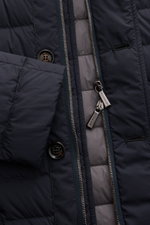Nahaufnahme der Moorer Daunenjacke 'Zavyer' navy von vorne, zeigt Steppung, zwei-Wege-Reißverschluss, Knöpfe, Brusttasche und Leder-Detail am Kragen.