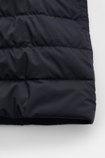 Nahaufnahme der Moorer Daunenjacke 'Zavyer' navy mit glattem Microfaserstoff, Steppnähten und leichter Daunenfüllung, Detail von unten.