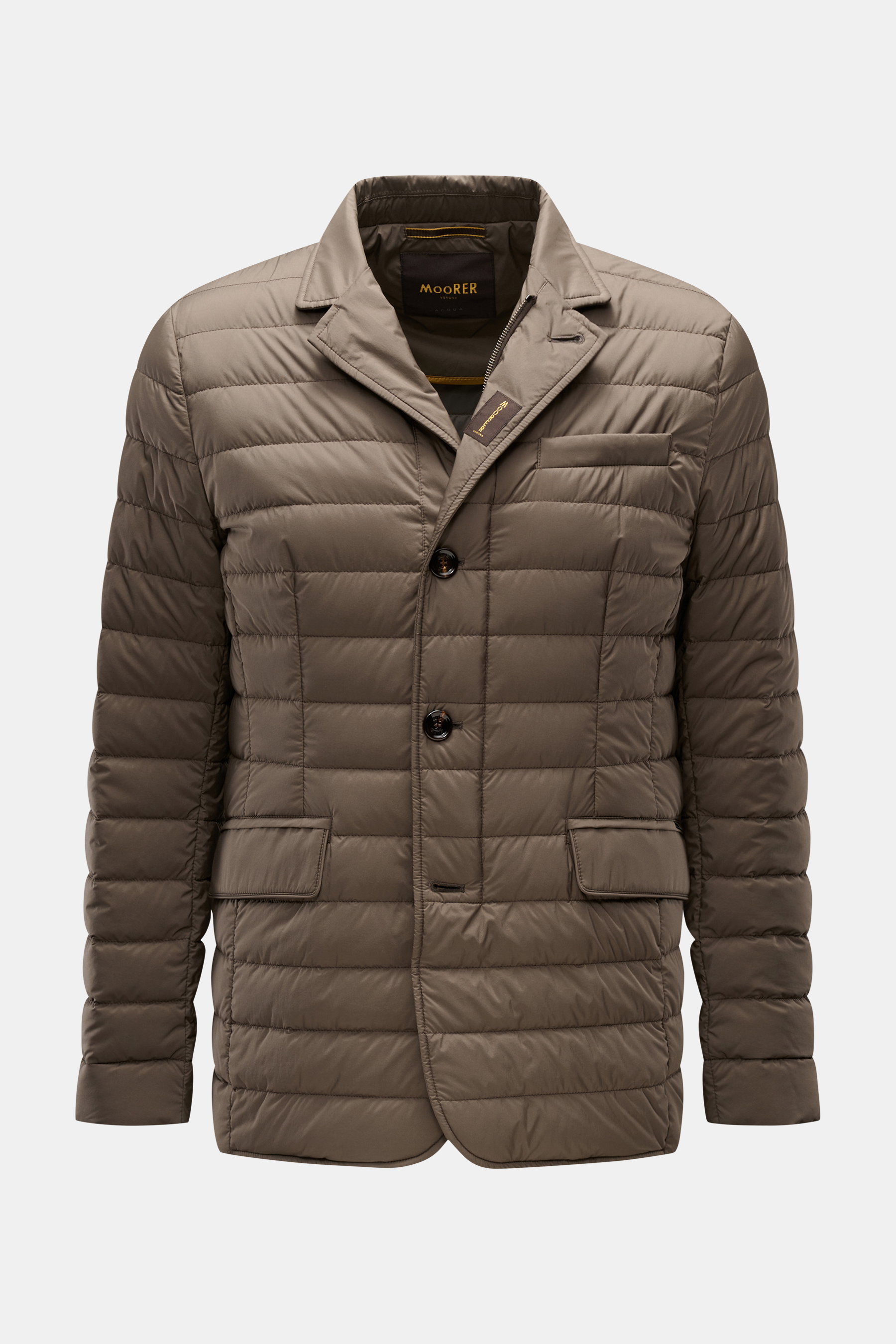 Moorer Daunenjacke 'Zavyer' graugrün, Slim Fit, Steppjacke mit klassischem Revers, Brusttasche, Hüfttaschen, Leder-Kragen, frontal fotografiert.