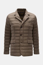 Moorer Daunenjacke 'Zavyer' graugrün, Slim Fit, Steppjacke mit klassischem Revers, Brusttasche, Hüfttaschen, Leder-Kragen, frontal fotografiert.