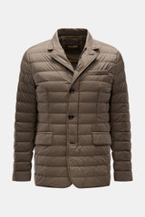 Moorer Daunenjacke 'Zavyer' graugrün, Slim Fit, Steppjacke mit klassischem Revers, Brusttasche, Hüfttaschen, Leder-Kragen, frontal fotografiert.