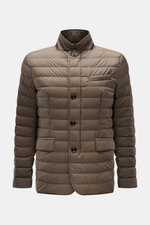 Moorer Daunenjacke 'Zavyer' graugrün, Frontansicht, Slim Fit Steppjacke mit leichter Daunenfüllung, klassischer Steppung, Leder-Kragen, Knopfleiste, Brust- und Hüfttaschen.
