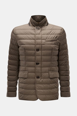 Moorer Daunenjacke 'Zavyer' graugrün, Frontansicht, Slim Fit Steppjacke mit leichter Daunenfüllung, klassischer Steppung, Leder-Kragen, Knopfleiste, Brust- und Hüfttaschen.