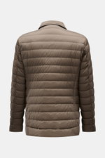 Moorer Daunenjacke 'Zavyer' graugrün von hinten, Slim Fit Steppjacke mit Lederkragen, leichter Daunenfüllung, klassischem Schnitt und glattem Microfaserstoff.