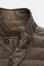 Moorer Daunenjacke 'Zavyer' graugrün, Nahaufnahme von Kragen mit Leder-Detail, Steppnähten, Zwei-Wege-Reißverschluss, Slim Fit, Microfaser.