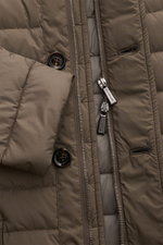 Moorer Daunenjacke 'Zavyer' graugrün aus Microfaser mit leichter Daunenfüllung, Slim Fit, Reißverschluss, Knöpfen und Leder-Detail, Nahaufnahme.