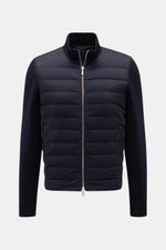Moorer Daunen-Strickjacke 'Duncan' navy, frontal fotografiert, mit weichem Strick aus Wolle, Seide, Cashmere, leichter Daunen-Steppfront, Slim Fit, Stehkragen, Zwei-Wege-Reißverschluss, Zipper-Taschen und Rippbündchen.