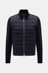 Moorer Daunen-Strickjacke 'Duncan' navy, frontal fotografiert, mit weichem Strick aus Wolle, Seide, Cashmere, leichter Daunen-Steppfront, Slim Fit, Stehkragen, Zwei-Wege-Reißverschluss, Zipper-Taschen und Rippbündchen.