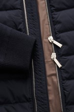 Nahaufnahme der Moorer Daunen-Strickjacke 'Duncan' navy von vorne, zeigt Strickbündchen, zwei-Wege-Reißverschluss und gesteppte Daunenfront.